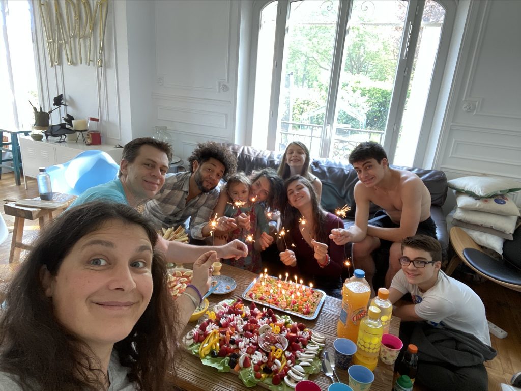 famille autour d'un buffet anniversaire pour les 18 ans