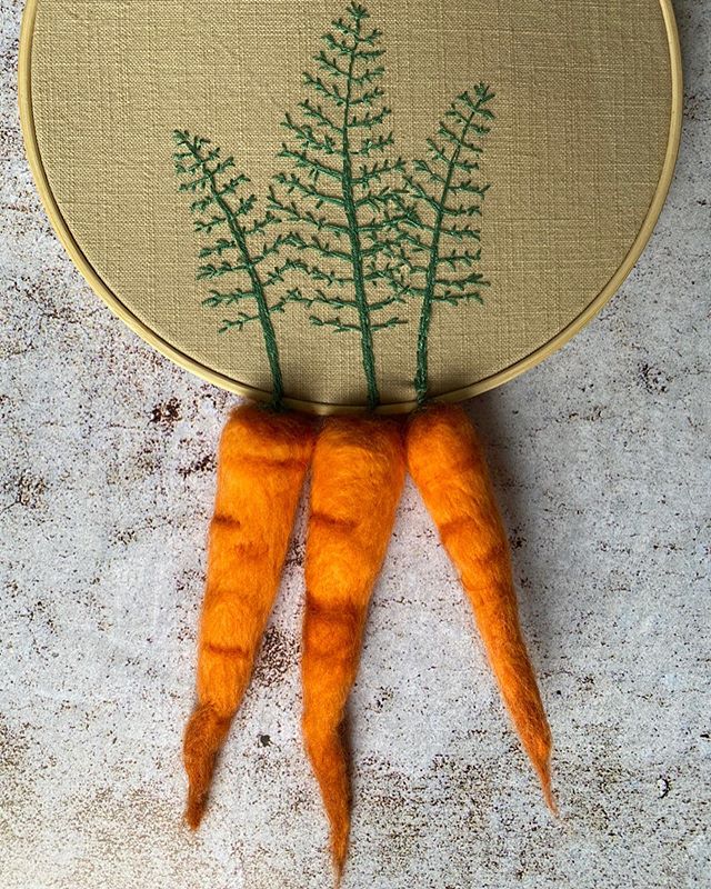 Carottes en laine cardée et broderie