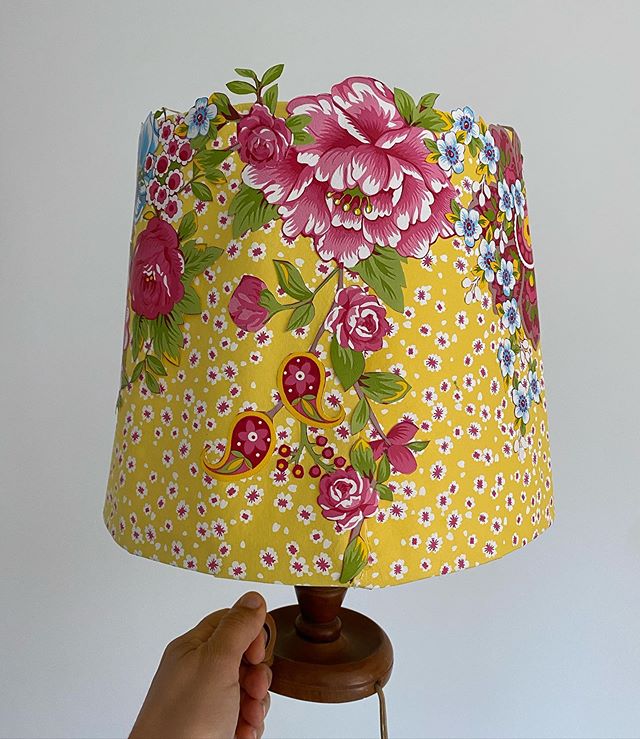 Cadeau d’anniversaire pour ma maman - J’avais récupéré une ossature de lampe au décès de ma grand-mère et avec l’aide de ma petite soeur, on lui a donné une seconde vie. Un peu de papier pour refaire une struture. Et des fleurs pour la déco. Elles proviennent des chutes du papier peint de ma chambre. Ma mère souhaitait des éléments de couleurs pour raviver une pièce trop blanche. Je pense que cette nouvelle lampe remplit sa mission ! #secondevie #secondemain #lampevintage #vintage #papierpeint #recup #ciloubidouille #jemusclemacréativité