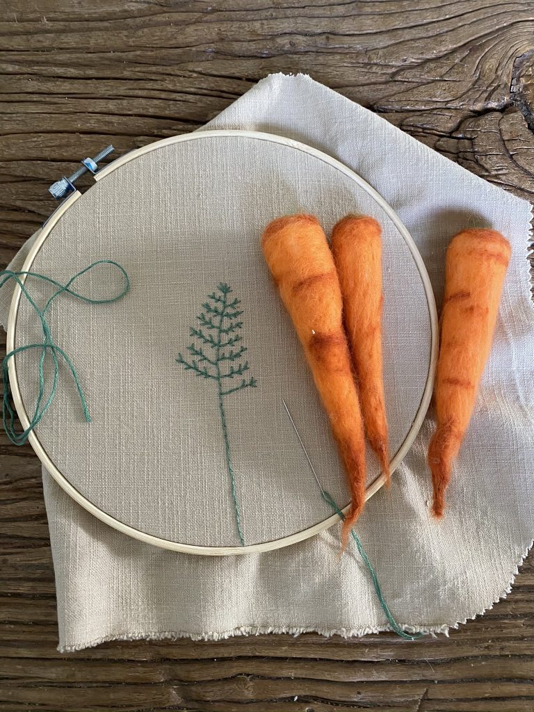 Carottes en laine cardée et broderie