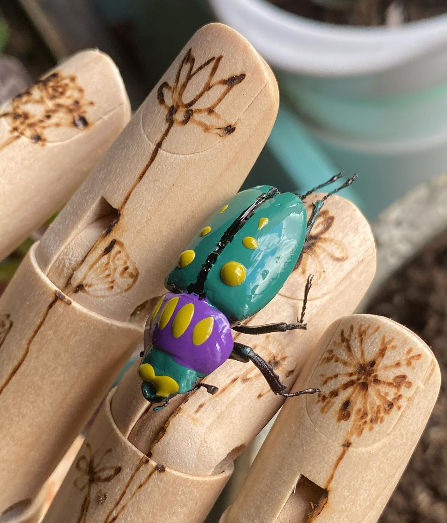 scarabée colorié à l'aide de vernis à ongle