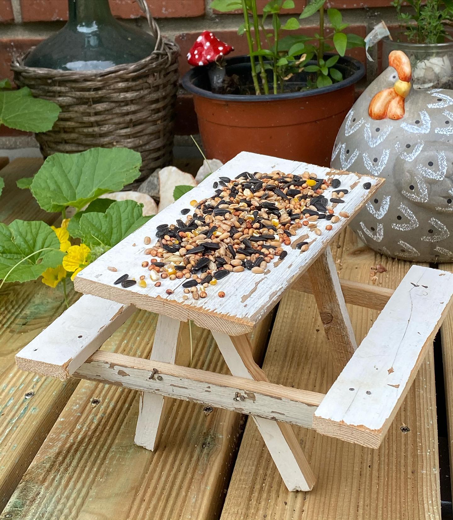 Mini table de pique-nique pour nourrir les oiseaux