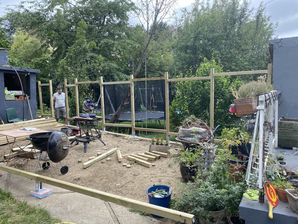 Construire une palissade en bois tout seul, c'est possible