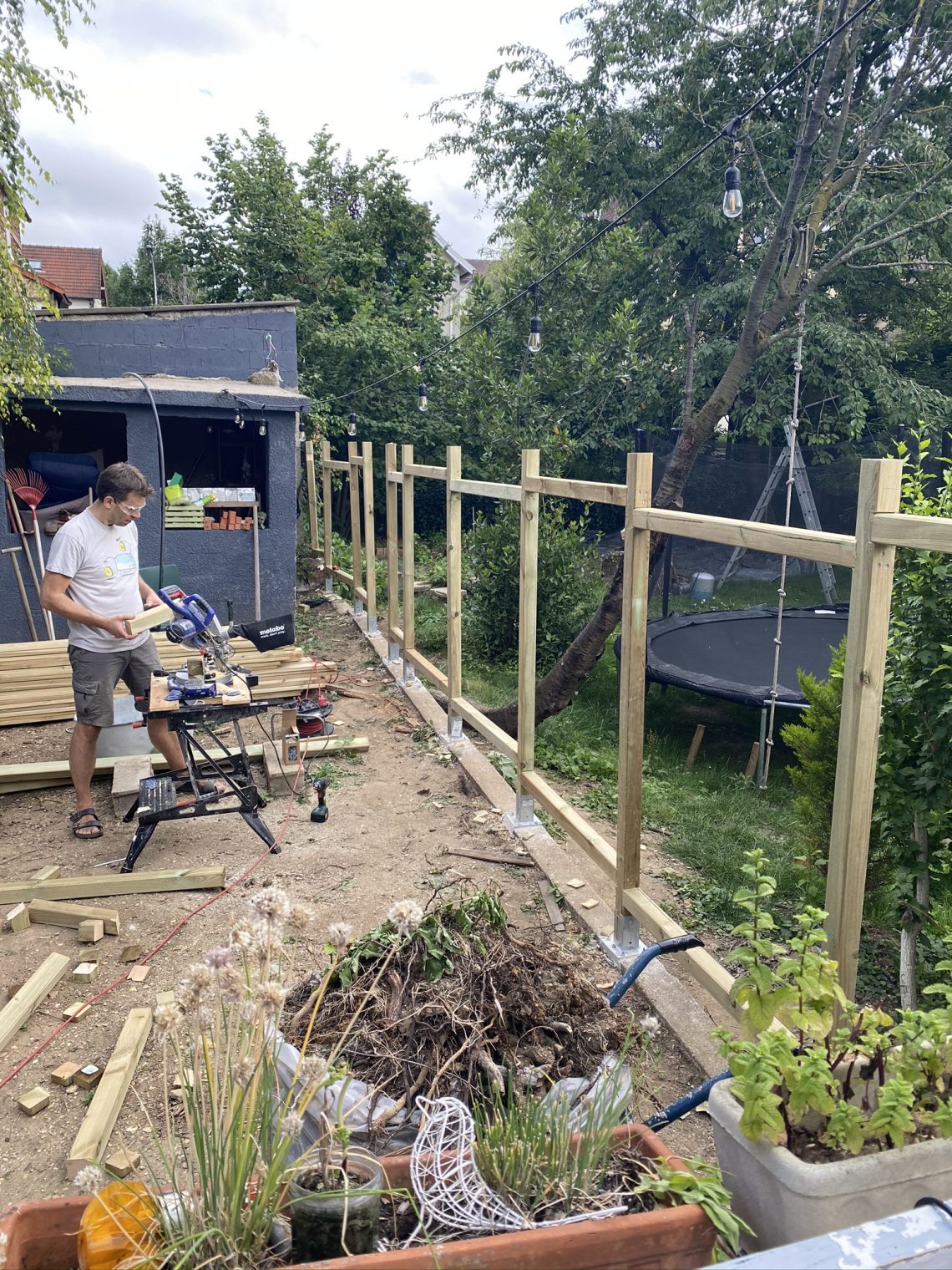 Construire une palissade en bois tout seul, c