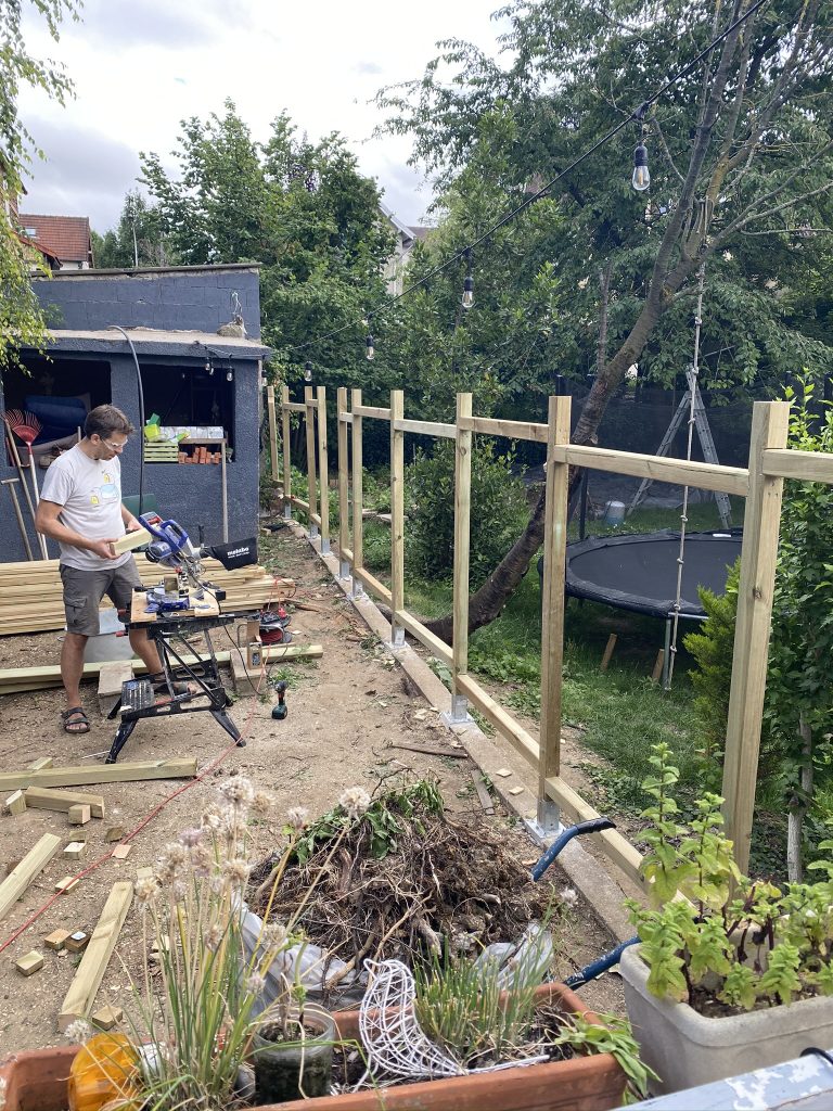 Construire une palissade en bois tout seul, c'est possible