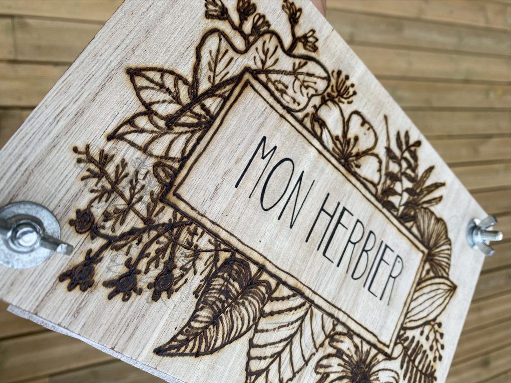 Un bel herbier pyrogravé pour un cadeau personnalisé