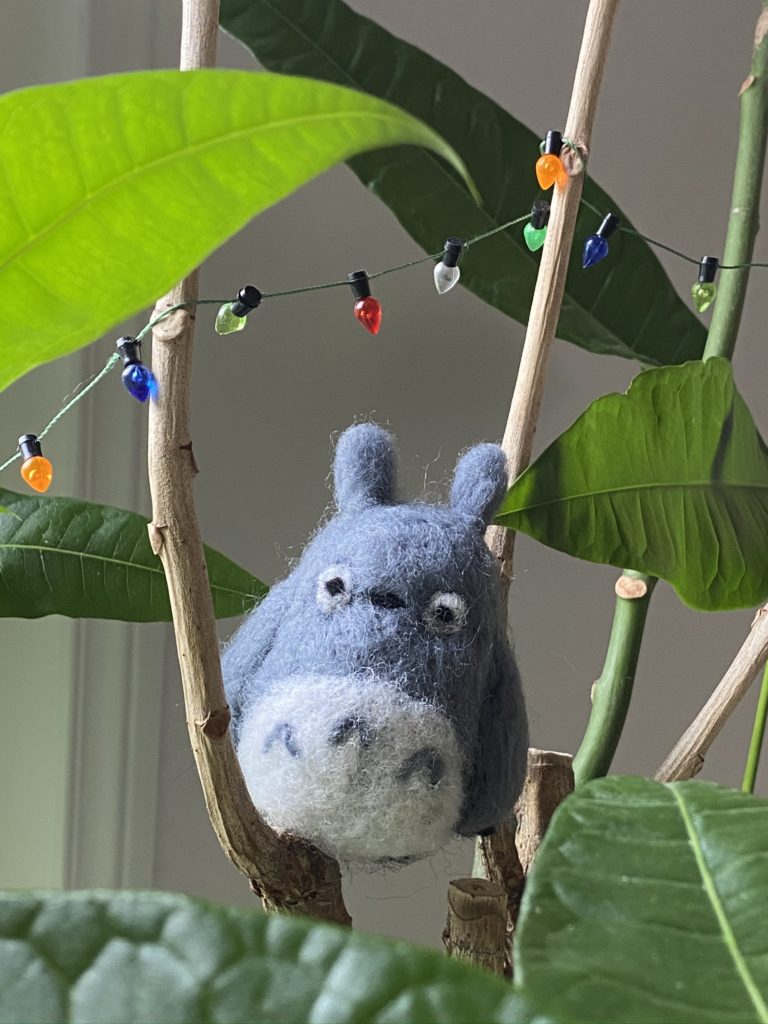 Un Totoro et un renard en laine cardée 2 totoro laine cardée