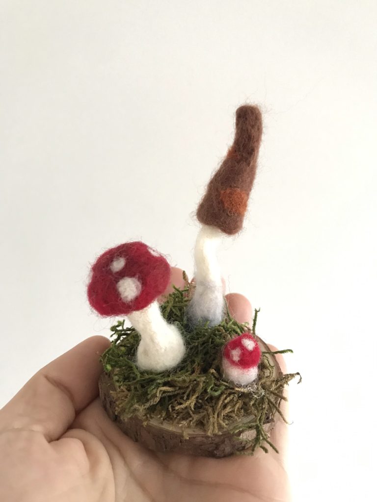 Atelier laine cardée cette aprem à la maison 2 champignons en laine cardée