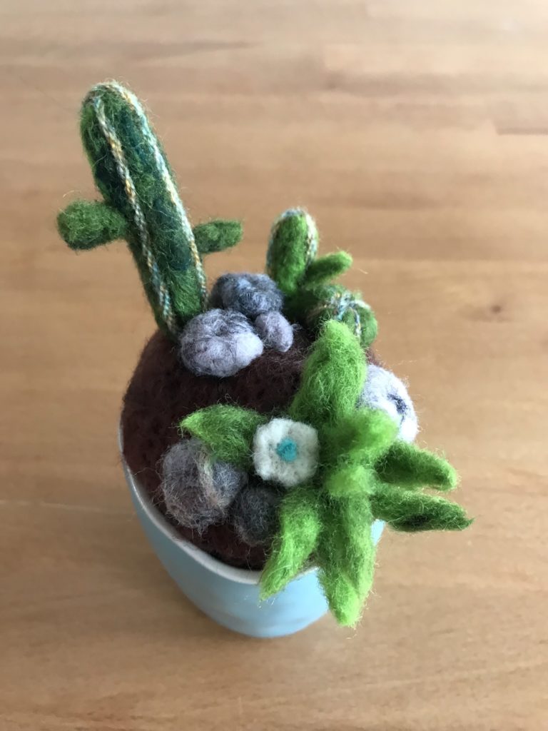 Atelier laine cardée cette aprem à la maison 4 cactus en laine cardée