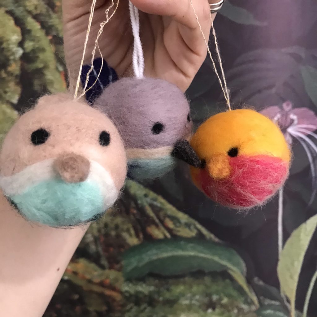 Atelier laine cardée cette aprem à la maison 6 oiseau rond laine cardée
