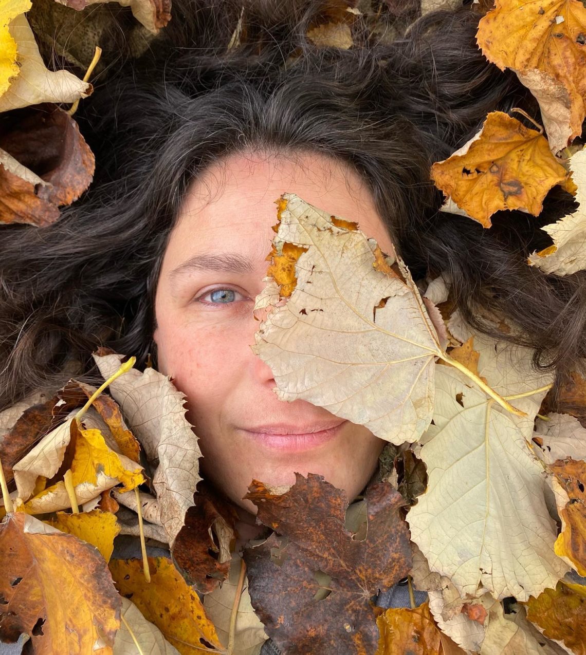 Portrait d'une femme sous des feuilles. 
Ciloubidouille.