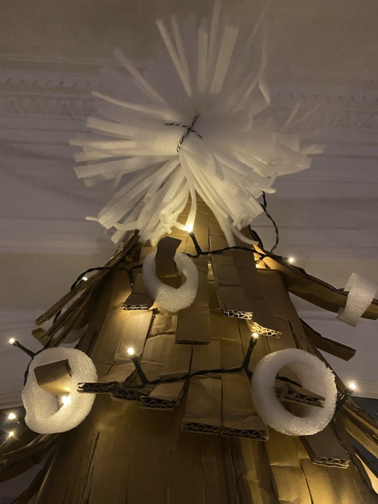 Ce sapin de noël en carton recycle vos emballages 9 IMG 6704