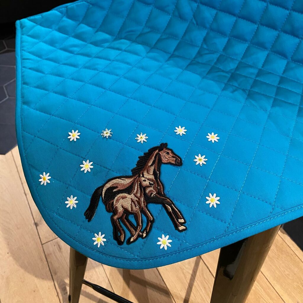 tapis de cheval brodé