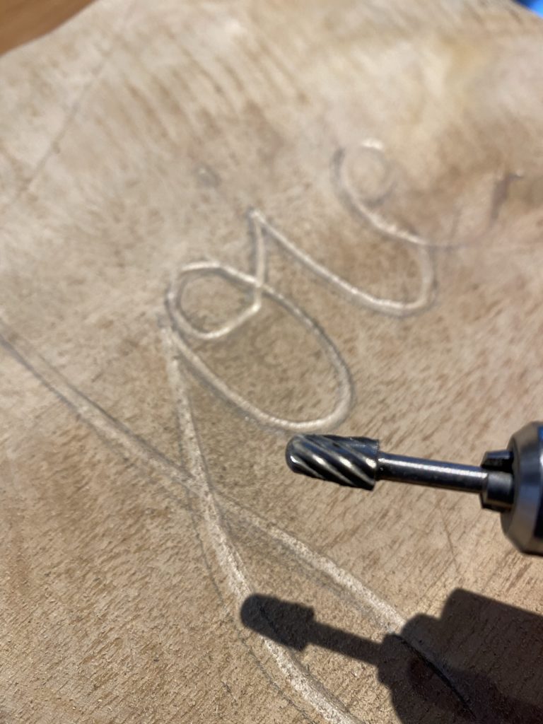 Graver la joie dans le bois et la résine 2 mot gravé dans le bois