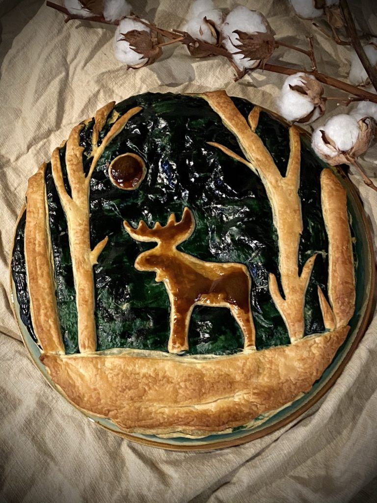 Galette des rois originale, cerf dans la forêt