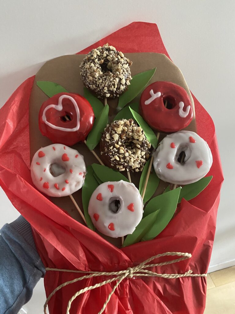 Donuts de l'amour pour la saint valentin 1 bouquet de donuts