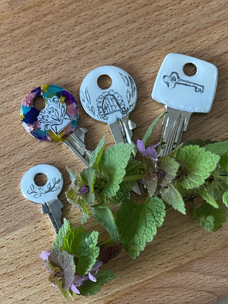 clés peintes au vernis à ongle