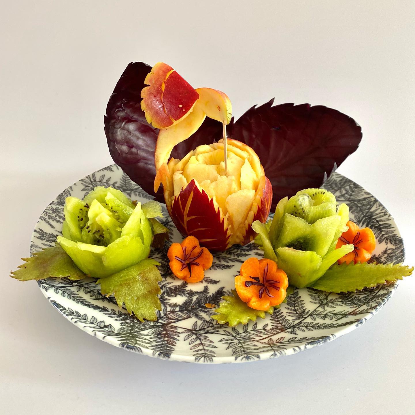 Notre première assiette de fruits sculptés 1 We need youuuuuu ! Avec Maëlle, on participe à un concours pour gagner des couteaux @nakanoknives. Le premier prix c’est un voyage au Japon. Mais comme c’est un concours au nombre de votes, on sait déjà qu’on a perdu (il y a un participant à 11000 votes et le concours se finit demain ). Alors nous, on vise les couteaux ! Si on obtient 1000 votes, Maëlle aura gagné un super couteau fait main, sur mesure pour elle ! Ca la fait rêver ! Vous me voyez venir avec mes gros sabots, à l’ancienne. Si le coeur vous en dit, rendez-vous en story ou dans ma bio insta pour voter pour nous ! Ce serait trop choubidoux de votre part ! Attention, pour valider le vote, faut confirmer le mail ;). Le concours se termine demain, alors si vous avez envie de faire votre bonne action du jour, c’est maintenant ! #lesrecettesdeciloubidouille