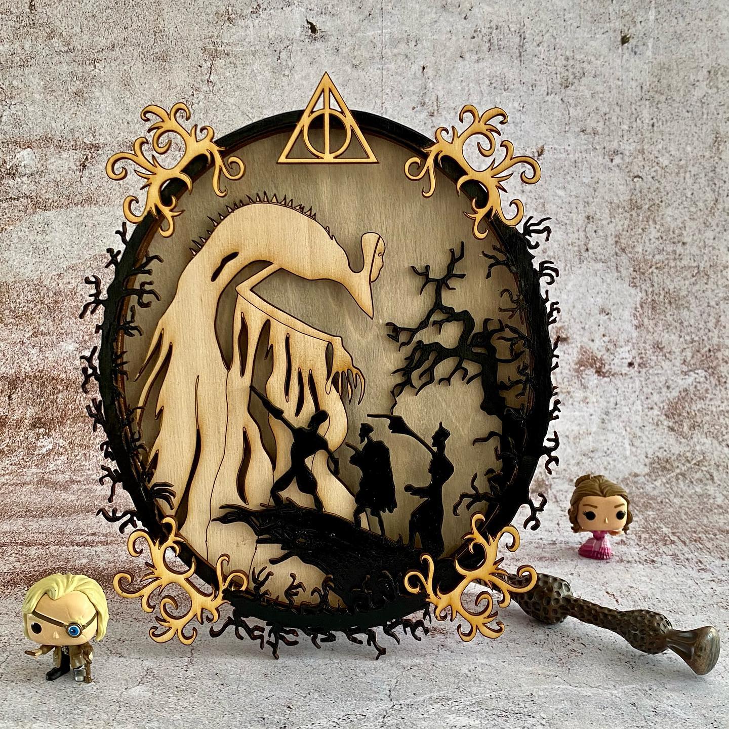 Cadeau sur le thème d'Harry Potter 1 Diorama en bois des reliques de la mort - C’est le cadeau d’anniversaire que nous avons fabriqué pour Maëlle, son papa et moi. J’ai redessiné les silhouettes, agencé le décorum, on a vectorisé le tout, découpé au laser les différentes couches de bois, peint certaines zones puis monté l’ensemble... vous ne pouvez pas imaginer la joie que m’apporte la réalisation de mes idées. Peu importe si c’est joli, si ca va plaire. Je suis clairement dans la zone du « compétent conscient », là où se trouve les papillons du ventre créatif. J’espère ne jamais faire partie des compétents inconscients qui savent faire les choses mais pour qui c’est normal. Je suis heureuse d’avoir appris à me concentrer sur le chemin, plutôt que d’avoir une sempiternelle réaction sur le résultat, forcément perfectible. Je n’ai pas toujours été ainsi, loin de là. Mais plus je le suis, mieux je me sens. C’est une bonne drogue et je me permets de la faire tourner, au besoin ! Je me dis aussi que vous devez trouver que tout m’est facile. Ben non. J’ai galéré pour en arriver-là. D’où ma farouche volonté de partager ces réflexions. J’aurais pu dire « regardez ce que j’ai fait, ca vous plait ? ». Mais ce n’est pas ce que j’ai envie d’échanger avec vous. J’ai davantage envie d’être la main dans le dos qui vous encourage gentiment à tenter l’aventure de la réalisation de vos envies. Alors ma question sera plutôt : « est-ce que ça vous motive ? »