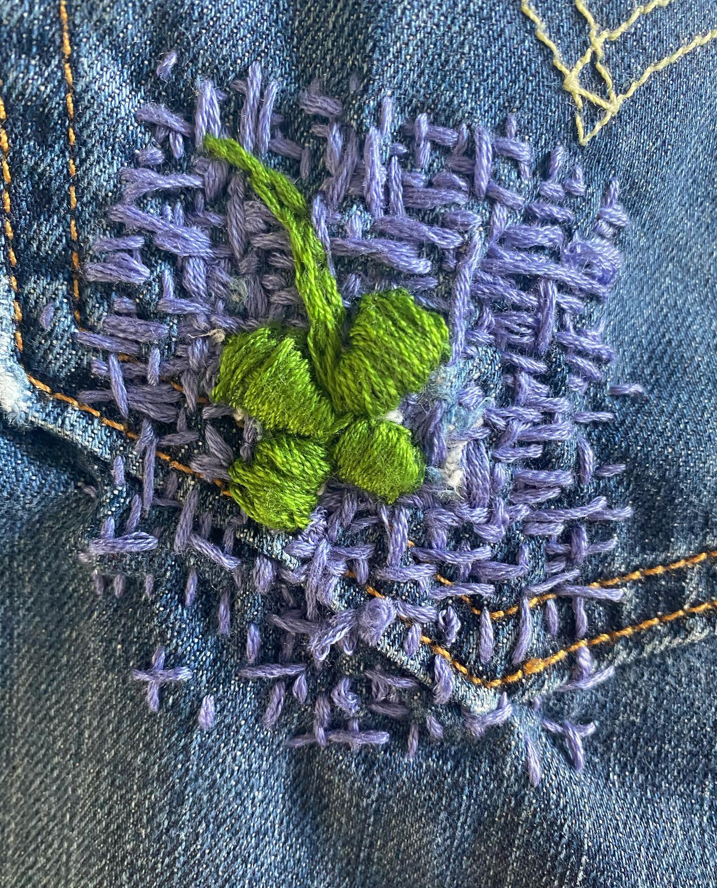 Raccommoder un trou de poche de jean 2 Mon premier rapiéçage visible - Et certainement pas le dernier (ni le plus joli ). Mais ma mission est remplie ! Le trou a disparu. J’ai lu chez @vert_cerise que c’était la semaine de la mode intelligente. Ce timing est parfait . En vrai, ca fait maintenant pas mal de temps que je répare, embellie, recycle mes fringues. Mais c’était la première fois que je faisais ce que les anglais appellent le « visible mending », le rapiéçage volontairement visible. En gros tu ne cherches pas à cacher la réparation, au contraire, tu en fais une décoration. Je ne suis pas encore bien douée mais la motivation est puissante dans ma famille ! Vous suivez des comptes inspirants en rapiéçage (je connais déjà @lesgambettessauvages) ? #visiblemending #rapiecage #racommodage