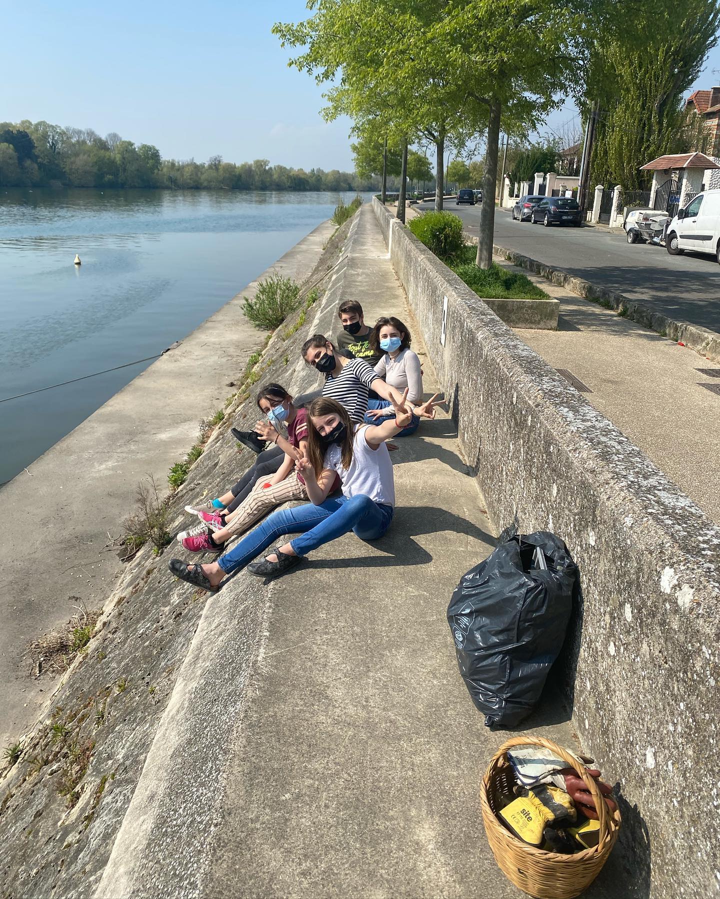 Nettoyage des berges de Seine 1 Opération nettoyage, les meilleurs avant/après du monde. J’ai embarqué les enfants que j’ai en stock pour nettoyer un peu les bords de Seine. Ils sont toujours partants pour cette activité pourtant aussi galvanisante que déprimante. On a rempli 6 sacs poubelles de tout et n’importe quoi. On s’est fait questionner et aider par des passants. Bref, on a passé un chouette moment, au soleil, le nez dans la mierda, les mains dans les déchets et l’esprit dans un monde meilleur.