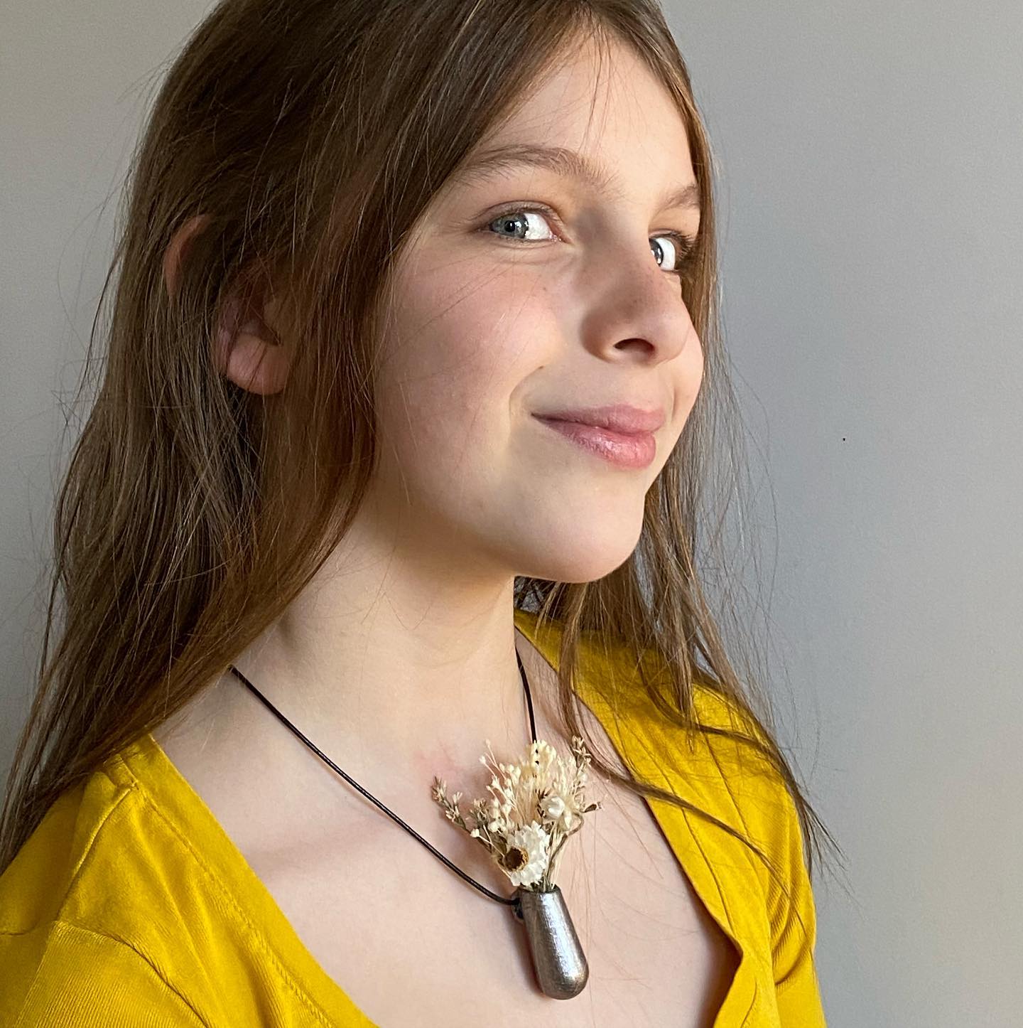 Nouveaux colliers dans ma boutique 1 Du nouveau dans ma boutique ! Je vous propose un petit nombre de kits pour réaliser ce collier mini vase. Et comme une nouveauté en attire une autre, Instagram vient de valider ma boutique en ligne. Normalement, si tout fonctionne bien, j’ai taggué mon produit sur la photo et vous devriez tomber directement sur la boutique, si vous êtes intéressé par mon kit créatif. Sinon, j’ai aussi le bouton « boutique » sur ma page profil :). Voilà... est-ce que ce collier vous plait ? Il est entièrement personnalisable. Idéal pour passer un petit moment créatif et s’offrir un cadeau à la fin !
