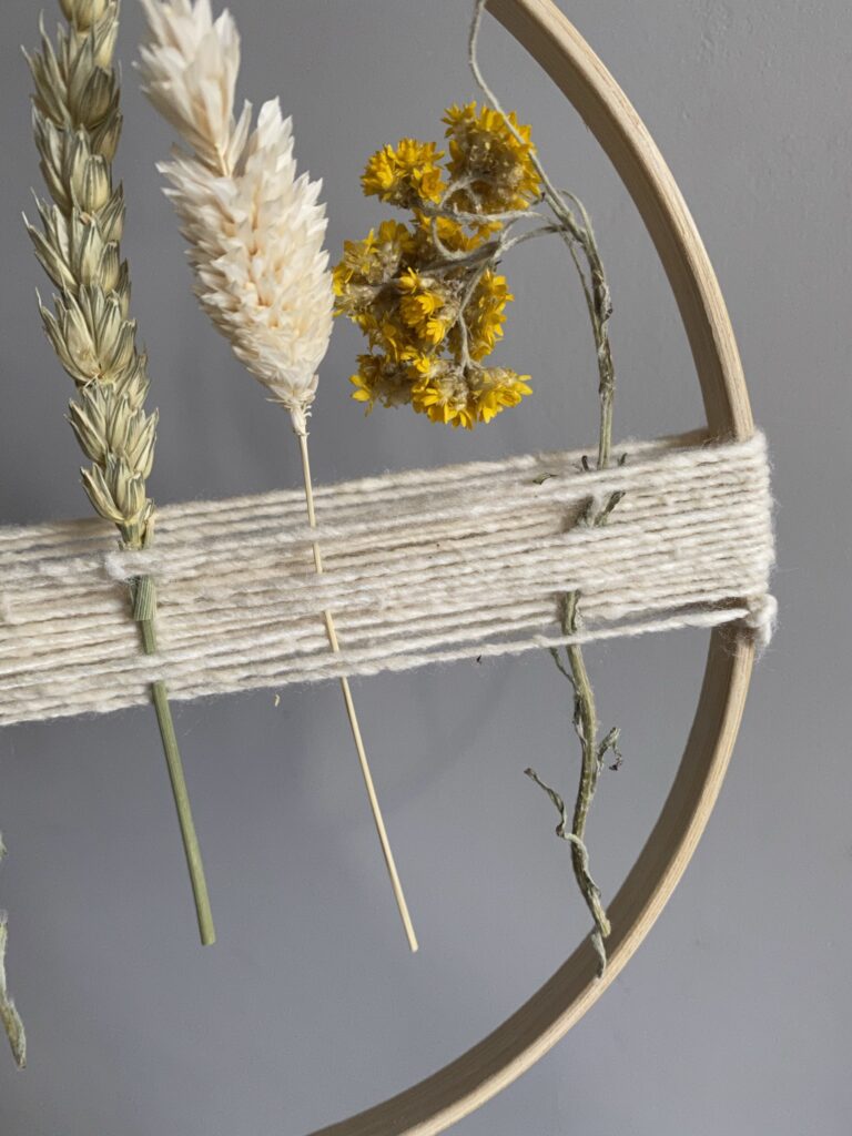 Exposez vos fleurs séchées dans un cercle 4 tuto facile cercle fleurs séchées