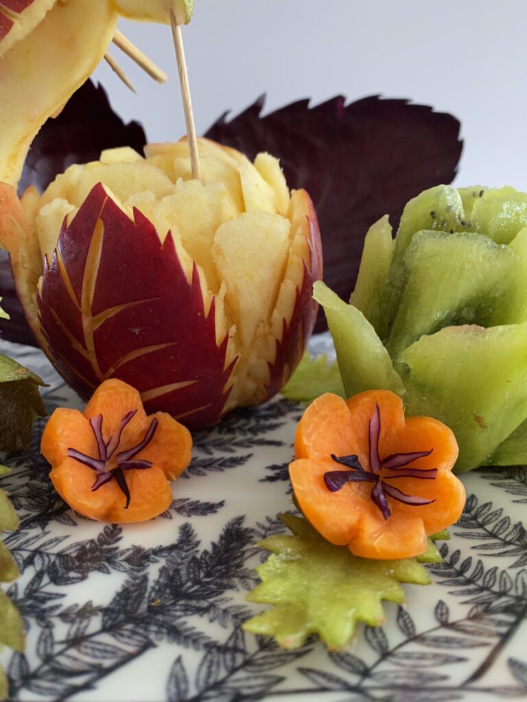 Notre première assiette de fruits sculptés 7 fruits et légumes sculptés