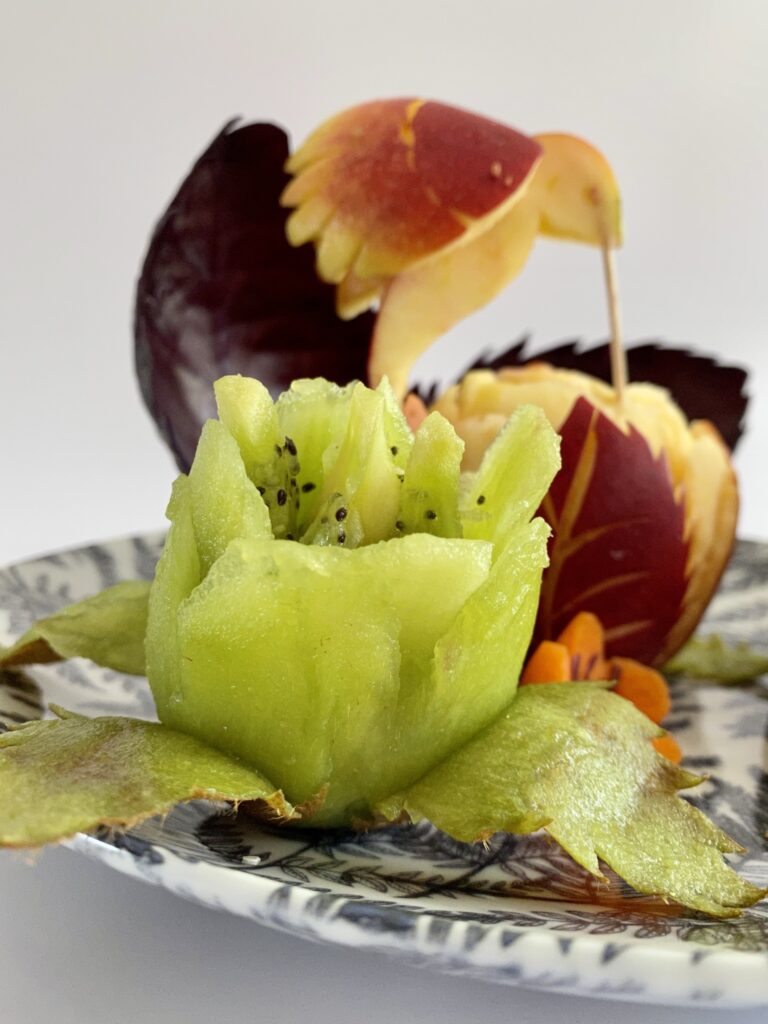 Notre première assiette de fruits sculptés 2 fruits et légumes sculptés