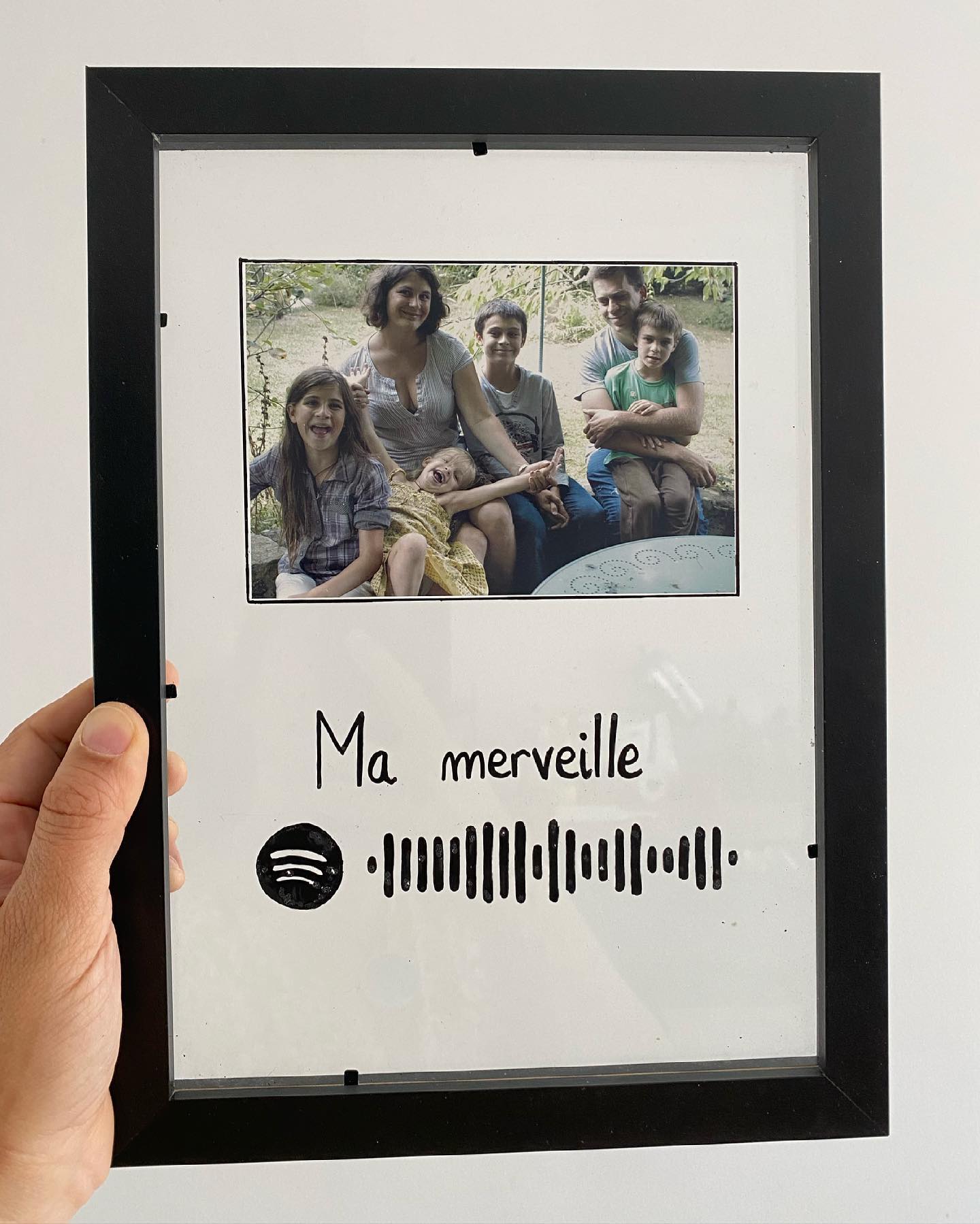 Pour la fête des pères, offrez une chanson 1 Idée de cadeau maison pour la fête des pères (ou n’importe qui que vous appréciez en fait hein, je n’irai pas vérifier ). C’est le cadeau que m’a fait ma fille (et ma filleule dans un autre cadre) et je me suis dit que vous pourriez avoir envie d’en faire autant. Pour cela, il vous faudra un cadre photo, un posca, une ou plusieurs photos et un code de la musique que vous voulez associer à la personne à qui vous faites le cadeau. Pour la présentation, c’est simple, vous collez la photo sur la vitre. Ensuite, vous mettez le code que vous avez préalablement imprimé sous la vitre pour le reproduire avec le posca. Et hop. C’est fini ! Fastoche non ? Moi j’ai généré le code via spotify. Je n’ai pas trouvé où Deezer le proposait. Est-ce que ça vous inspire ? Si vous voulez, on peut se partager des chansons spéciales pour la fête des pères. Celle qui me vient rapidement en tête, c’est « le plus fort c’est mon père » de Linda Lemay. Vous en avez d’autres ? #fetedesperes #ideecadeaumaitresse #faitmaison #codespotify #cadeaupapa