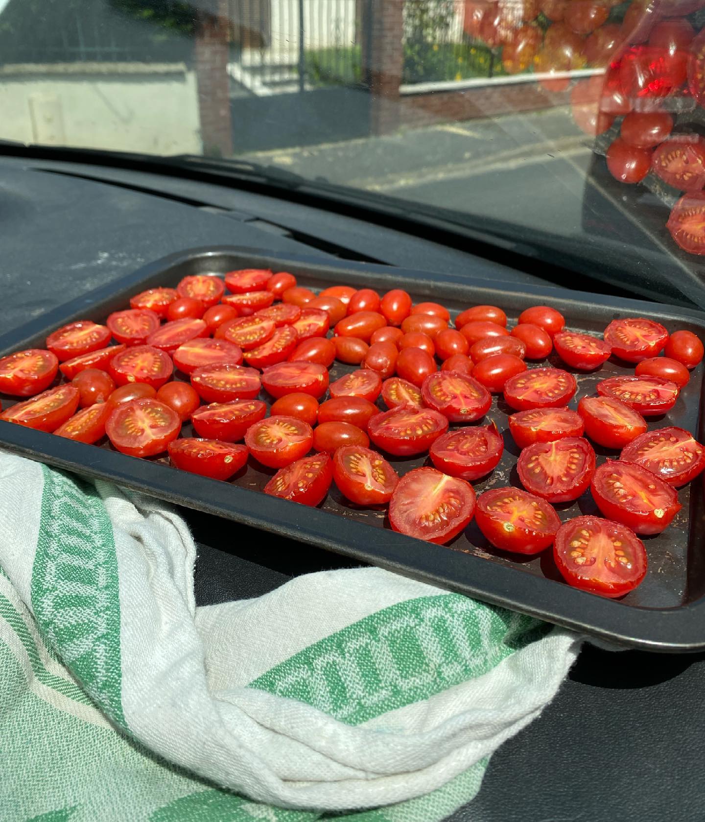 ma voiture est un four et je fais mes tomates séchées dedans