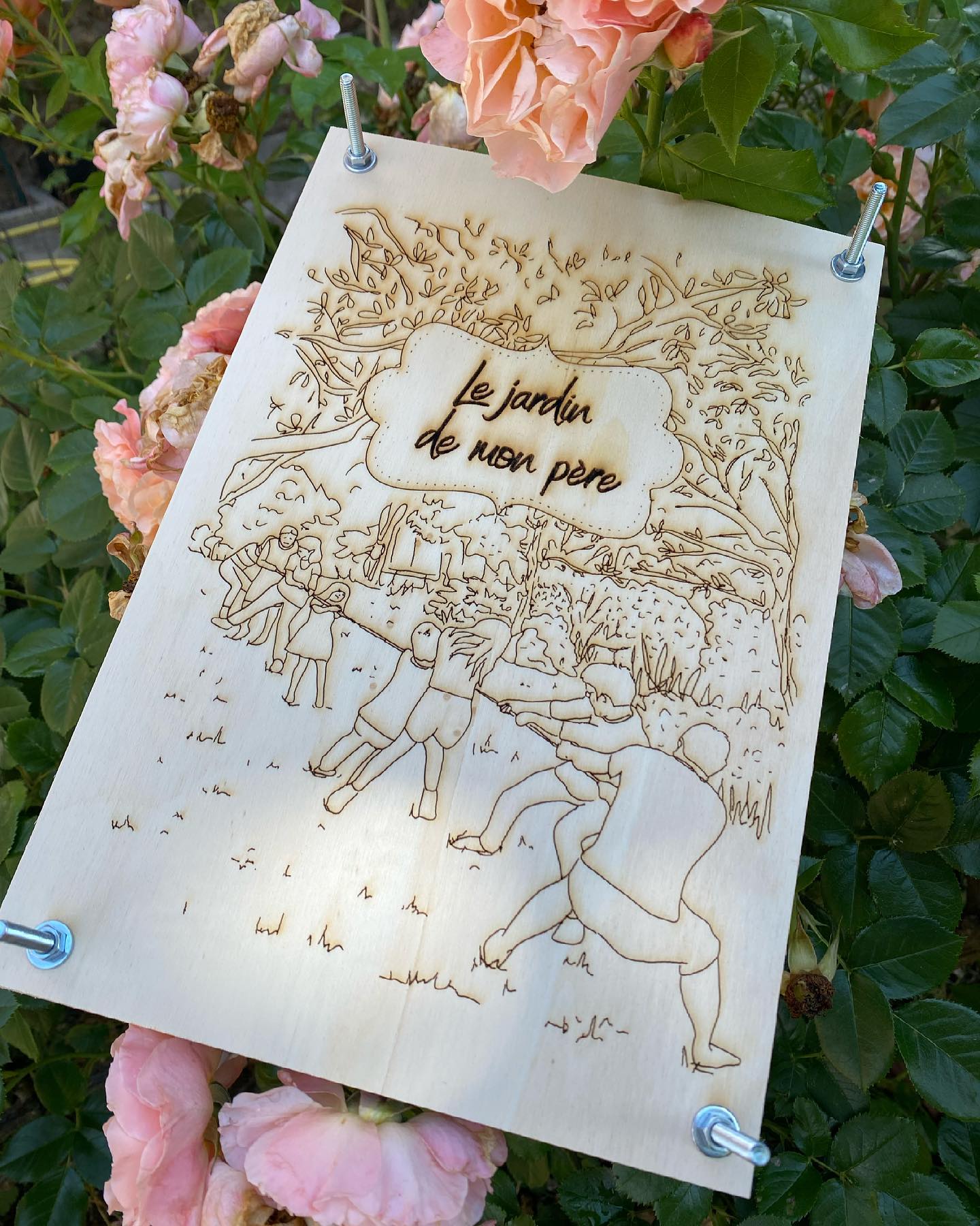 herbier en bois décoré par un dessin gravé à la laser