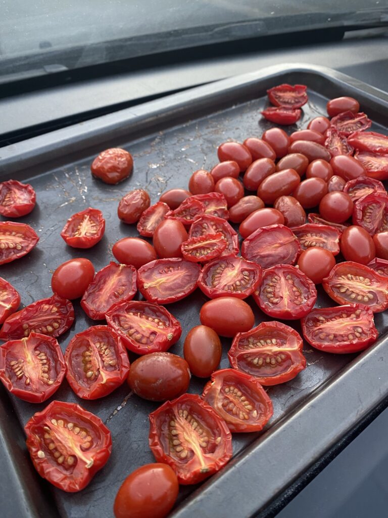 ma voiture est un four et je fais mes tomates séchées dedans