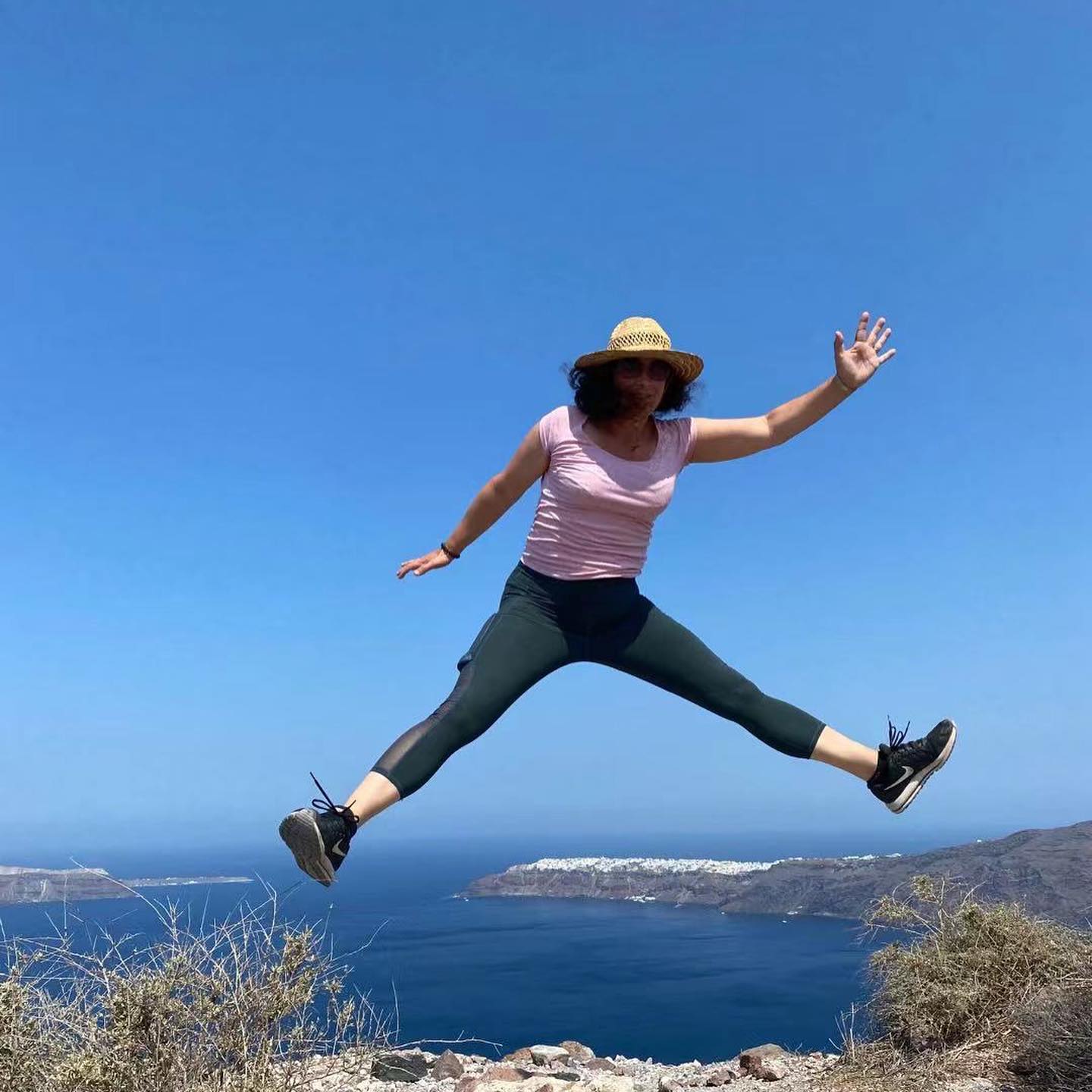 Santorin, côte ouest :). Comme on reste 3 jours complets sur cette île, on l’a divisée en trois. Le ciel est bleu, on a chaud, on marche autant que possible et on s’éloigne de la foule volontairement. Je rajoute l’option détox de mon tel (à ma façon car c’est mon outil de travail). Bref, on profite de ce voyage comme les touristes qu’on est :). Et vous ? Vous arrivez à profiter comme vous le souhaitiez ?