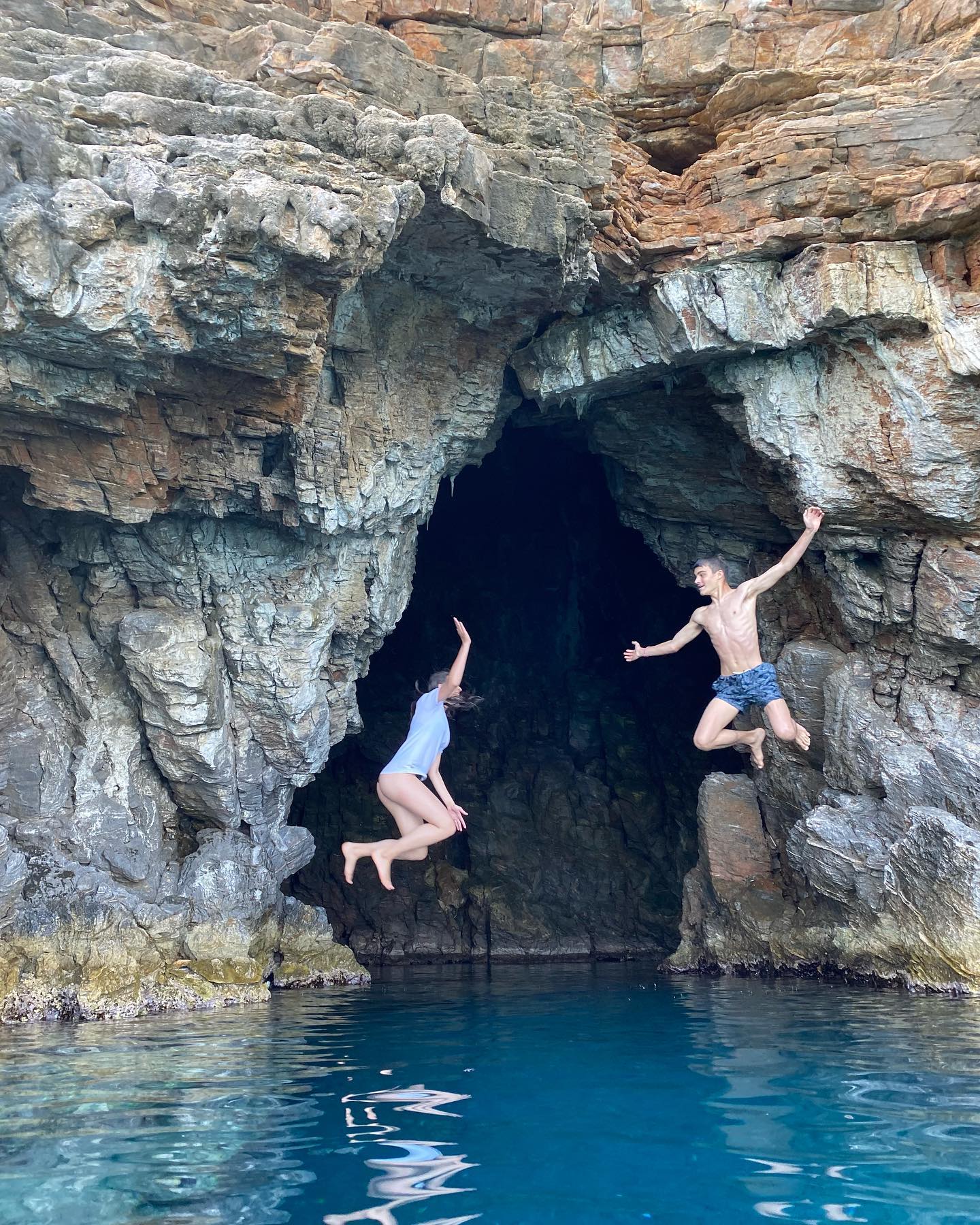jump shot devant une grotte marine à Amorgos