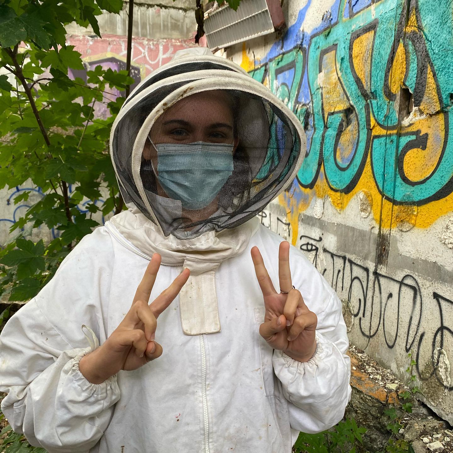 Atelier découvert de l'apiculture urbaine 1 Abeille de mon coeur - Mon papou était apiculteur amateur. Dans son jardin, il y avait 3/4 ruches et on ne mangeait que leur miel. Pour l’anniversaire de Maëlle, on a fait un super atelier découverte de l’apiculture urbaine à Montreuil avec Etienne, apiculteur passionné et passionnant. On est repartis avec plein de miel et un respect renouvellé pour ce produit et pour ceux qui le font (les gens mais surtout les abeilles). Quel animal extraordinaire ! La nature, c’est quelque chose quand même. On fait les malins, nous les humains. Mais je nous trouve bien moins utiles .Qui aurait osé caresser ces p’tites bêtes ? #apiculture #apicultureurbaine #abeilles