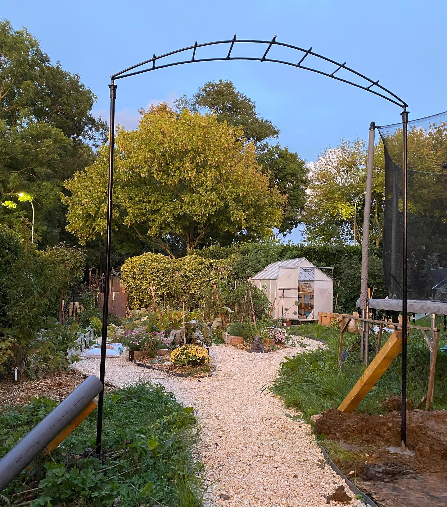 L’arche de jardin de papou 2 L’arche de papou - Mon grand-père paternel était un bricoleur de génie. Il gérait l’électricité, la plomberie, il faisait ses meubles en bois et à peu près tout ce dont lui et sa femme avaient besoin. S’il existait un trophée des humains démerdards, il n’aurait pas démérité dans le classement. Dans les choses qu’il a bricolées, il y a ces arches metalliques, soudées par ses bons soins pour soutenir ses rosiers, son actinidier (arbre à kiwis ), ses glycines, etc… Mon père (qui est un peu comme moi niveau choix des objets de son héritage) les a conservées. Devait y avoir des trucs plus précieux sans doute mais bien moins symboliques. J’en a récupérées à mon tour pour mon propre potager. Et ça me rend follement heureuse. Bientôt un rosier grimpant viendra conquérir l’arche de mon grand-Père. Et vous qui viendrez peut-être faire un tour dans mon nouvel atelier, vous passerez devant mon potager et sa porte de roses odorantes. J’espère que ça vous mettra dans merveilleuses conditions pour venir bricoler avec moi ?. J’ai hâte de toutes ces joies à venir ! #lesplantesdeciloubidouille #potagerurbain #jardinextraordinaire