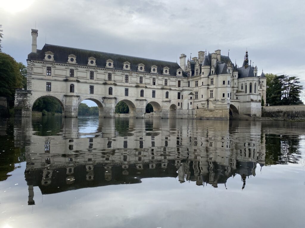 château de chenonceau sur le cher en canoe