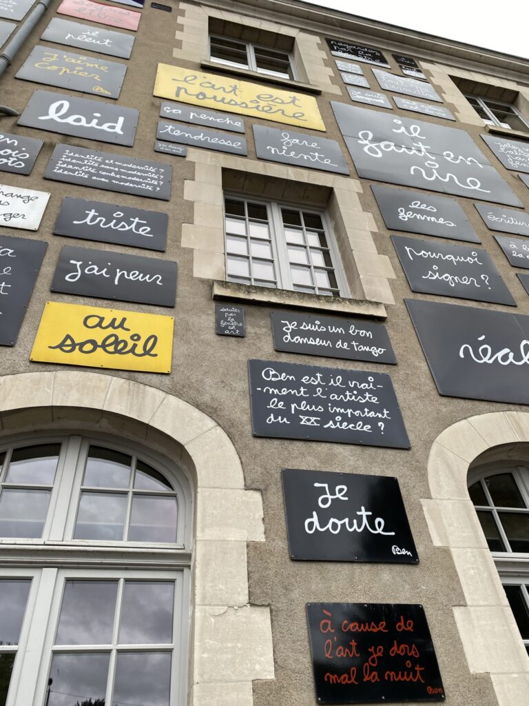 mur des mots de la fondation du doute de ben