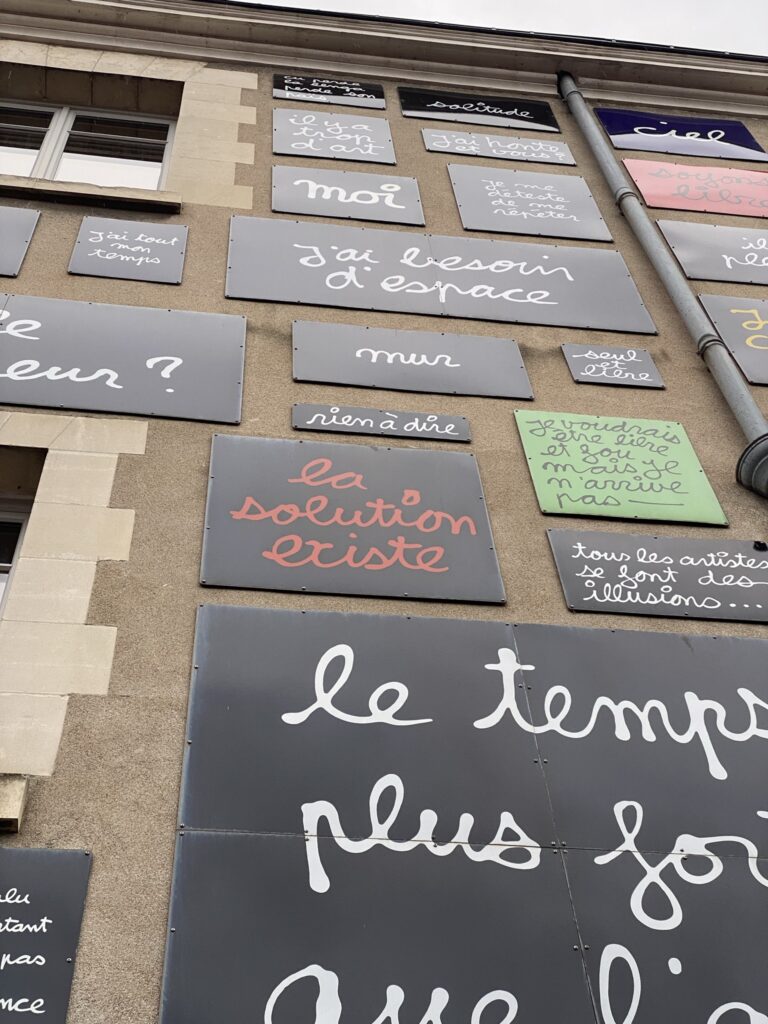 mur des mots de la fondation du doute de ben