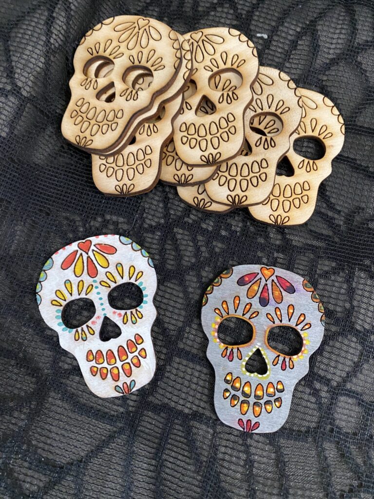 broche en bois tête de mort