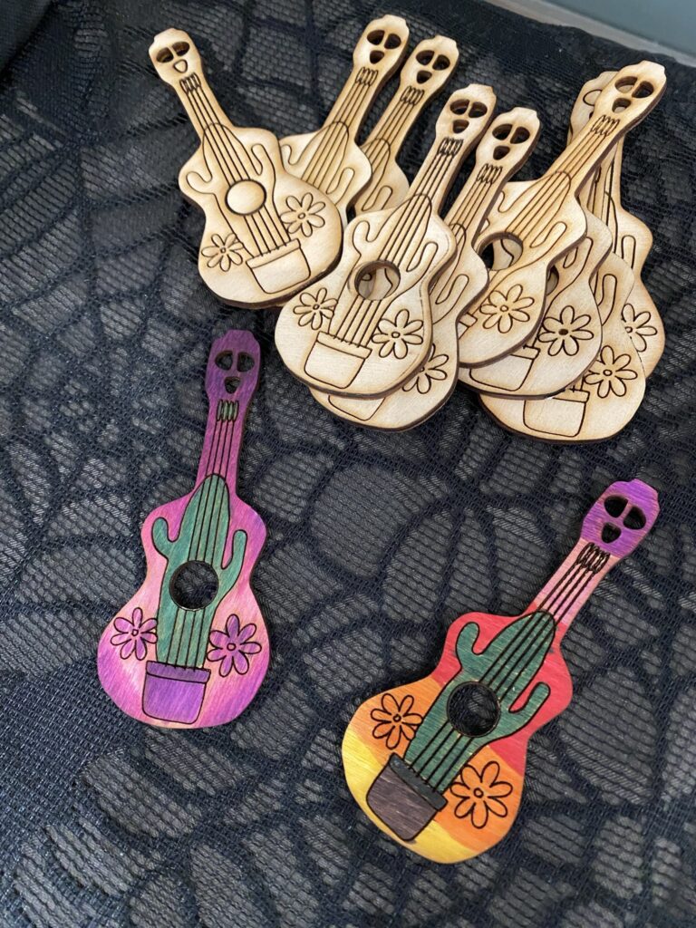 broche en bois guitare