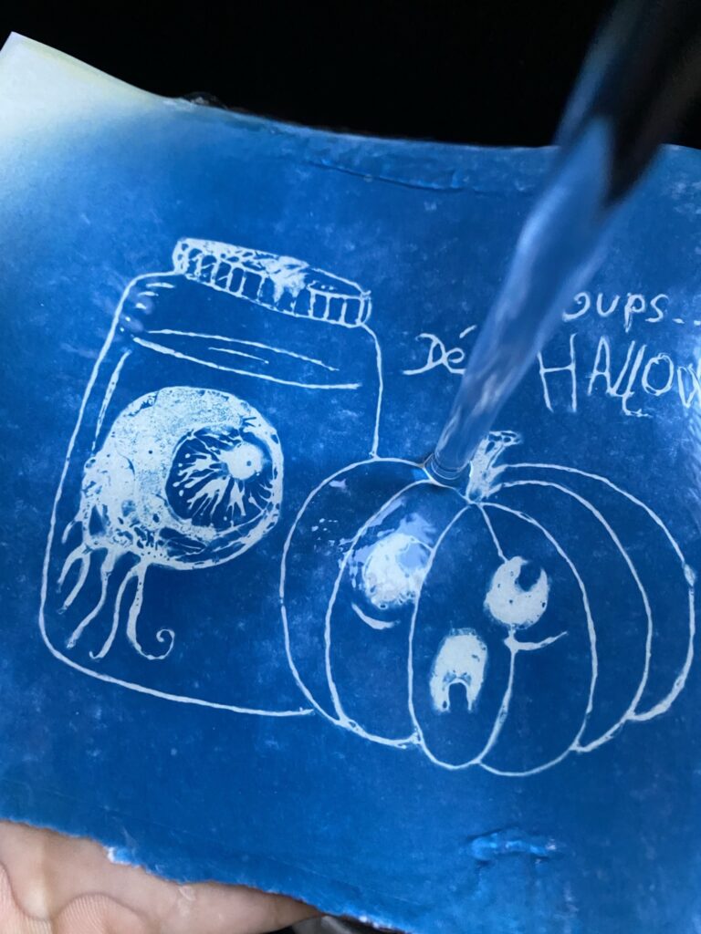 Faire découvrir le cyanotype à des enfants 4 rincer le papier cyanotype