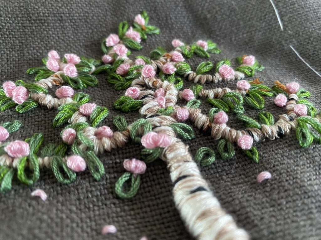Mon arbre de printemps en broderie 5 broderie tronc en relief