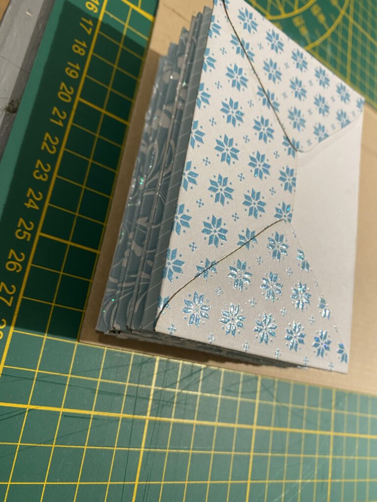 Calendrier de l'avent de poche en forme de livre 13 IMG 8473