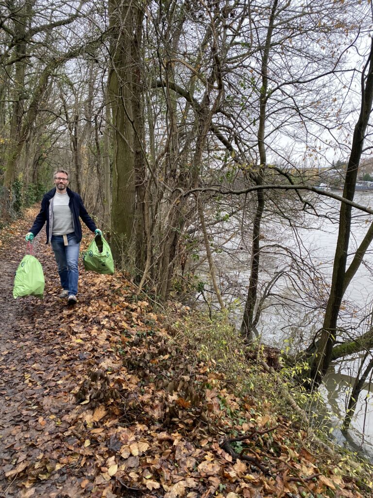 Idée de centre de table en carton pour Noël 12 ramassage de déchets dans la nature
