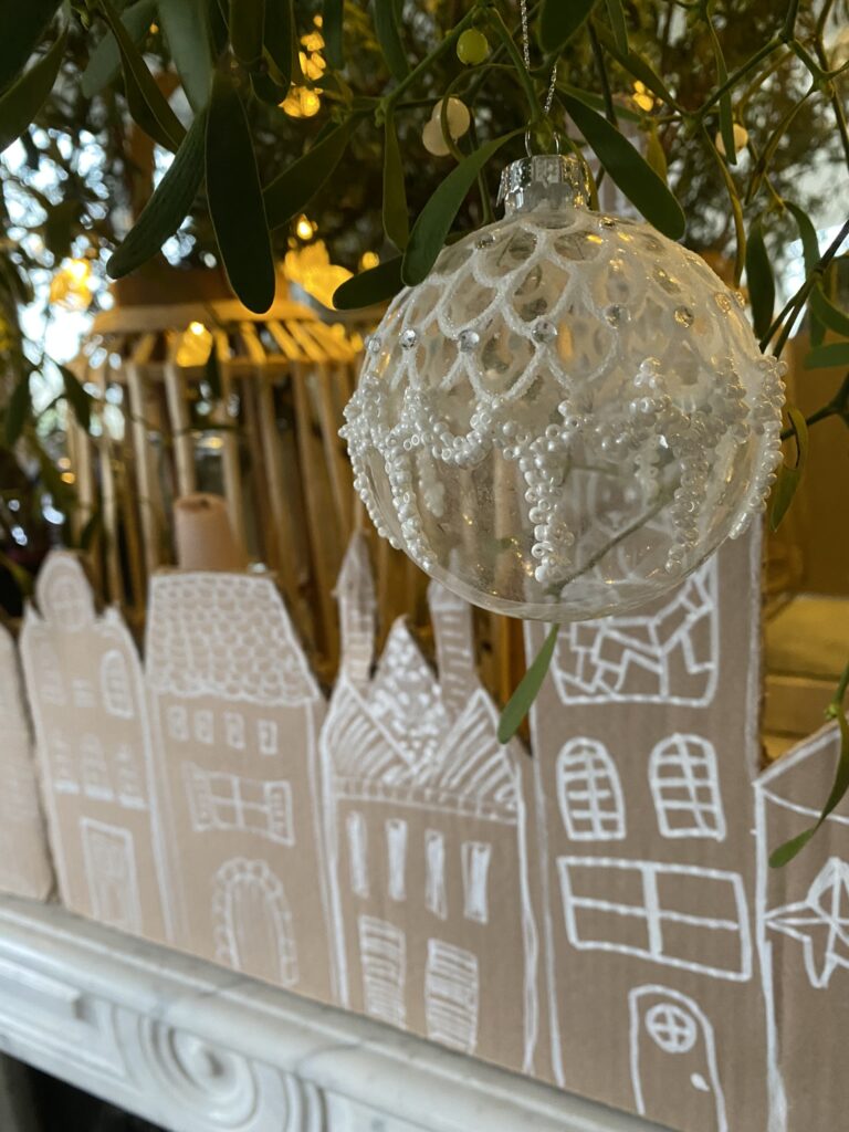 Idée de centre de table en carton pour Noël 18 maison dessinée sur du carton au posca