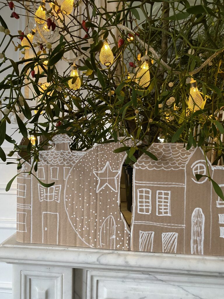 dessin de maisons sur du carton, idée déco de Noël en carton