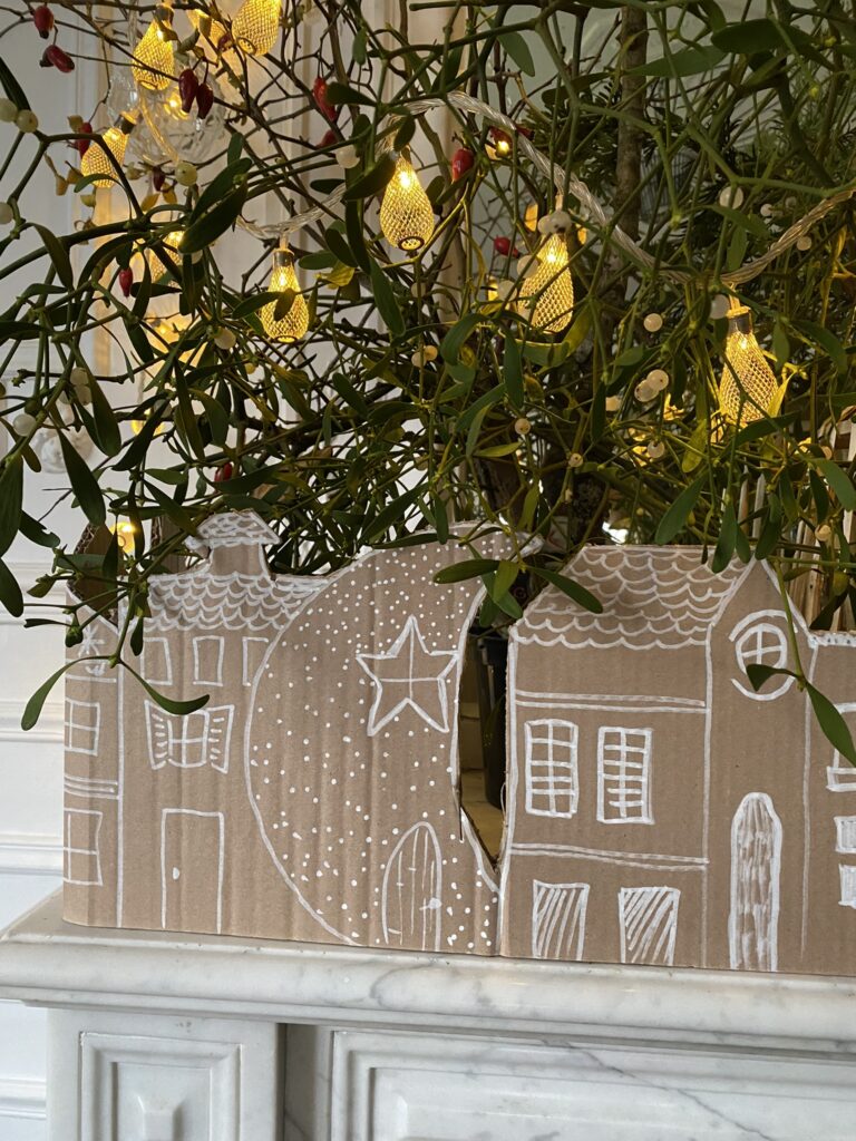 Idée de centre de table en carton pour Noël 17 dessin de maisons sur du carton, idée déco de Noël en carton