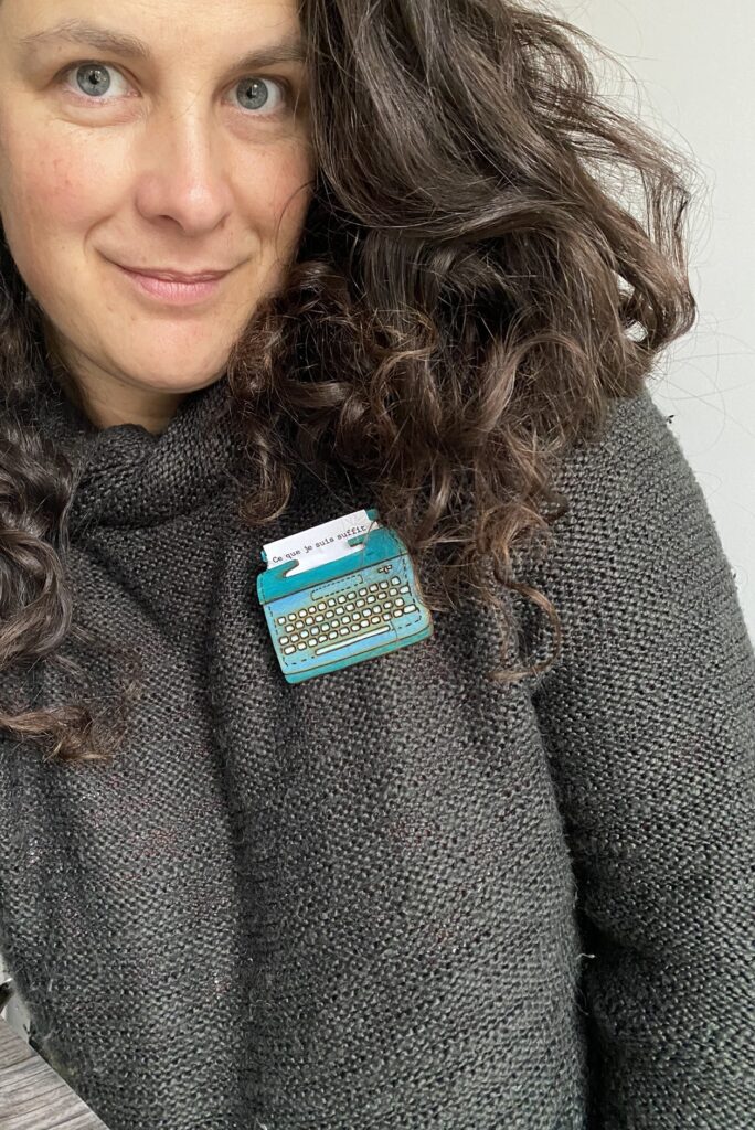 Épinglez vos pensées avec cette broche unique : surprise n°9 9 broche machine à écrire à personnaliser